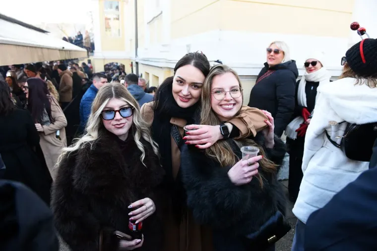 Karlovčanke ukrale show na dnevnom dočeku: Grad prepun ljepotica u top izdanjima