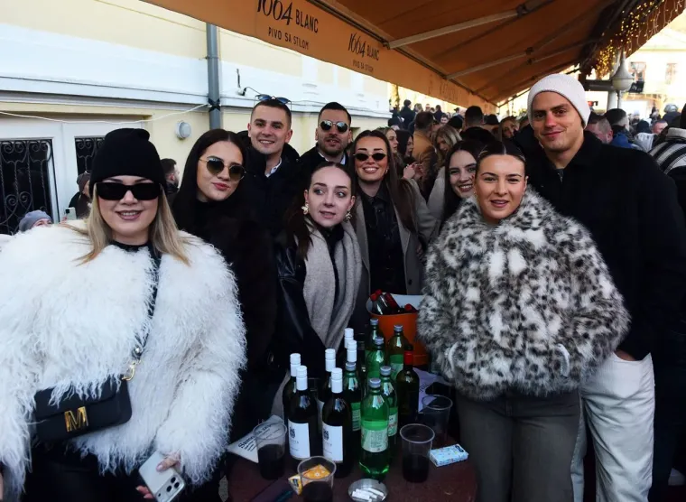 Karlovčanke ukrale show na dnevnom dočeku: Grad prepun ljepotica u top izdanjima