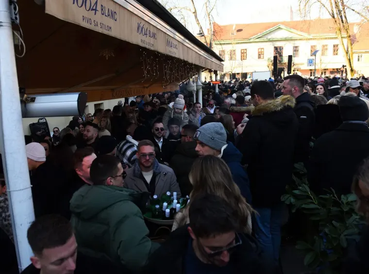 Karlovčanke ukrale show na dnevnom dočeku: Grad prepun ljepotica u top izdanjima