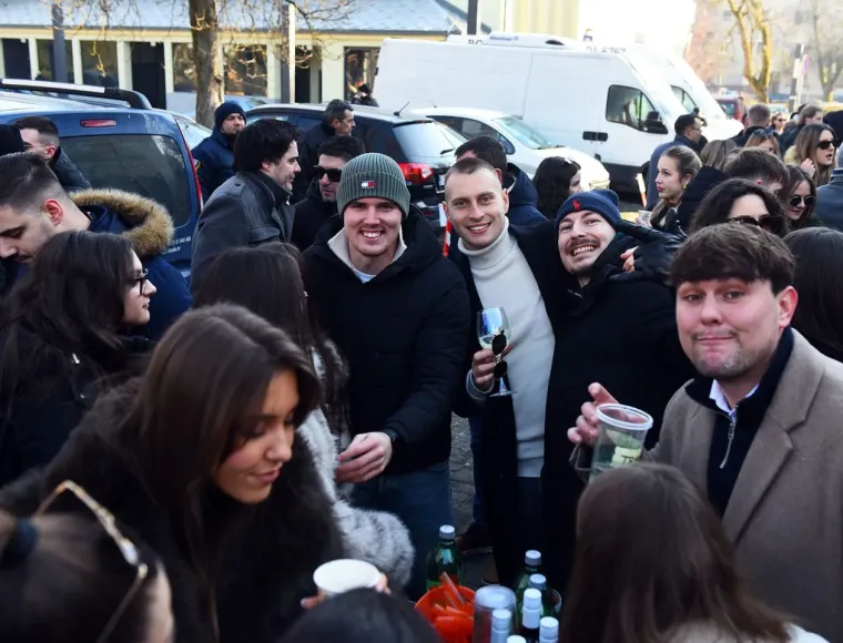 Karlovčanke ukrale show na dnevnom dočeku: Grad prepun ljepotica u top izdanjima