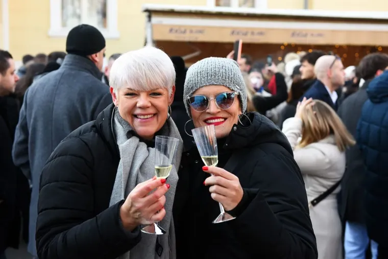 Karlovčanke ukrale show na dnevnom dočeku: Grad prepun ljepotica u top izdanjima