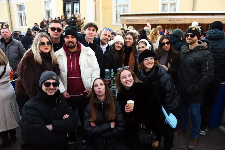 Karlovčanke ukrale show na dnevnom dočeku: Grad prepun ljepotica u top izdanjima