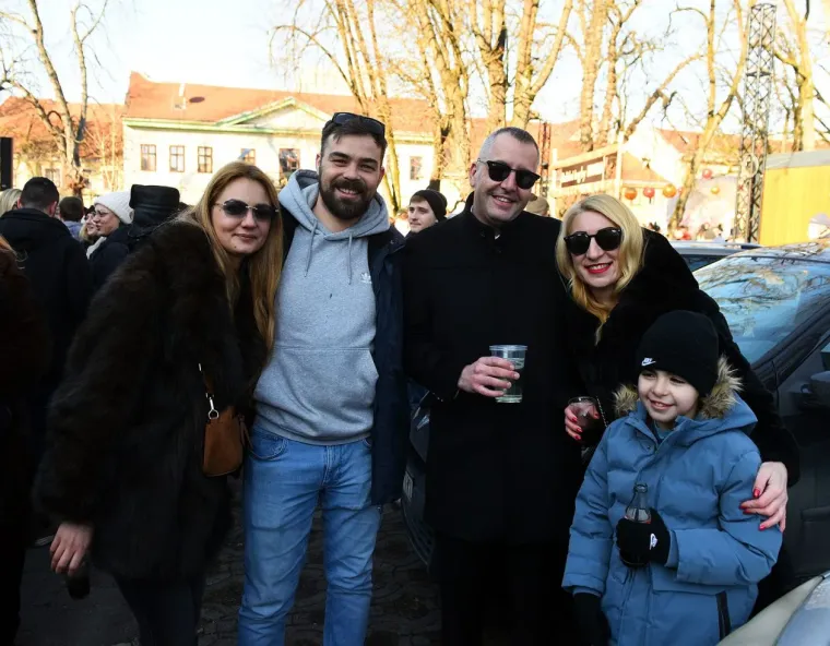 Karlovčanke ukrale show na dnevnom dočeku: Grad prepun ljepotica u top izdanjima