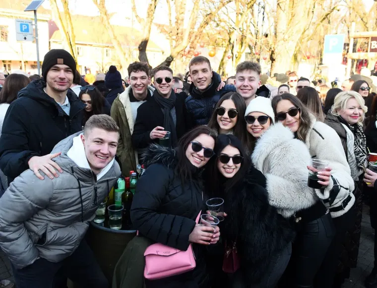 Karlovčanke ukrale show na dnevnom dočeku: Grad prepun ljepotica u top izdanjima