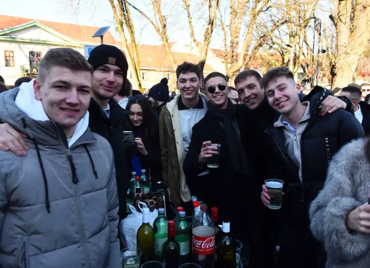 Karlovčanke ukrale show na dnevnom dočeku: Grad prepun ljepotica u top izdanjima