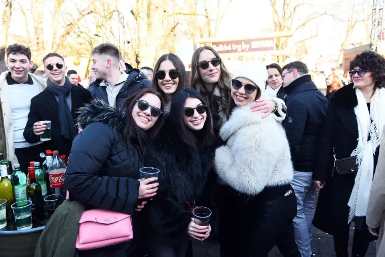 Karlovčanke ukrale show na dnevnom dočeku: Grad prepun ljepotica u top izdanjima