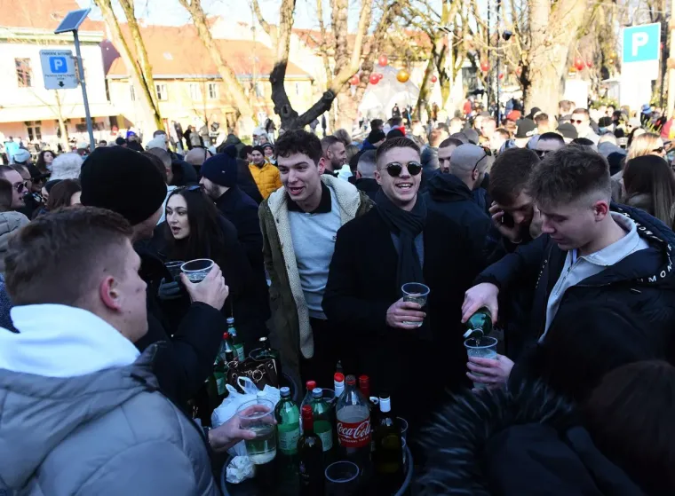 Karlovčanke ukrale show na dnevnom dočeku: Grad prepun ljepotica u top izdanjima