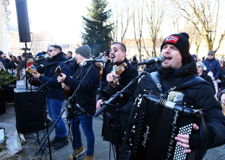 Karlovčanke ukrale show na dnevnom dočeku: Grad prepun ljepotica u top izdanjima