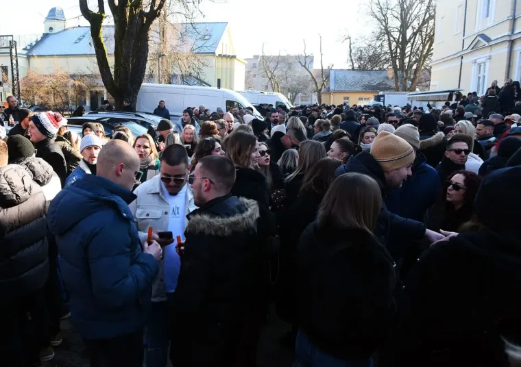 Karlovčanke ukrale show na dnevnom dočeku: Grad prepun ljepotica u top izdanjima