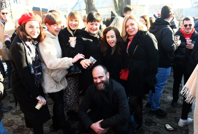 Karlovčanke ukrale show na dnevnom dočeku: Grad prepun ljepotica u top izdanjima