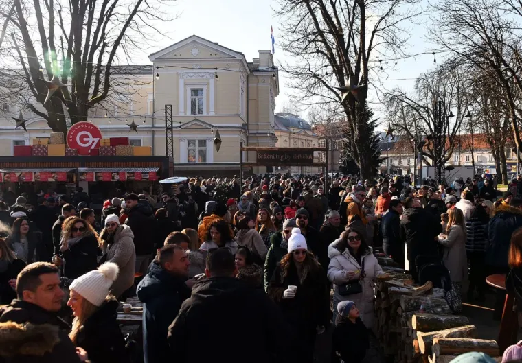Karlovčanke ukrale show na dnevnom dočeku: Grad prepun ljepotica u top izdanjima