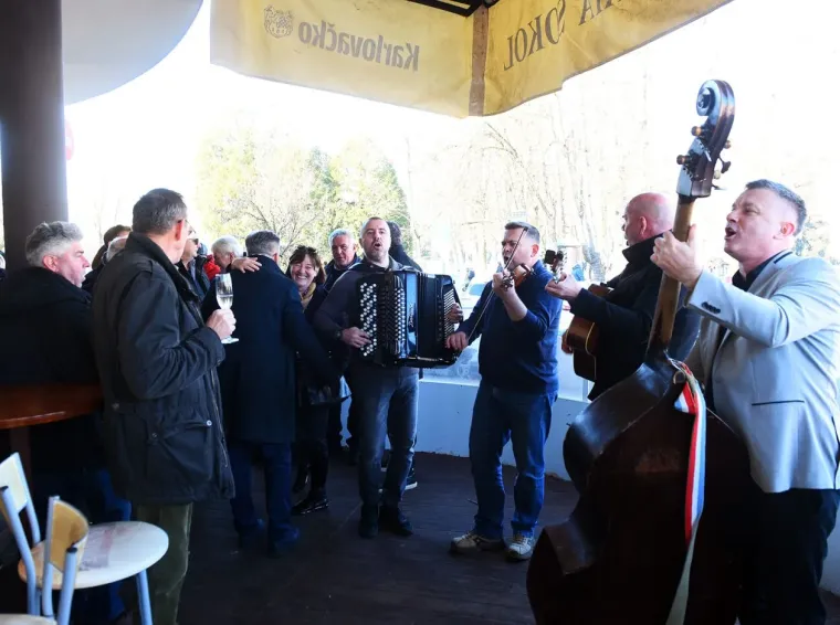 Karlovčanke ukrale show na dnevnom dočeku: Grad prepun ljepotica u top izdanjima