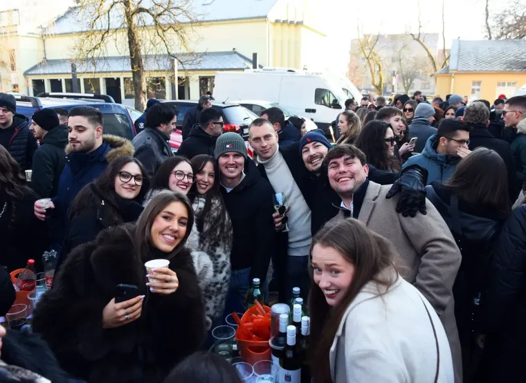 Karlovčanke ukrale show na dnevnom dočeku: Grad prepun ljepotica u top izdanjima