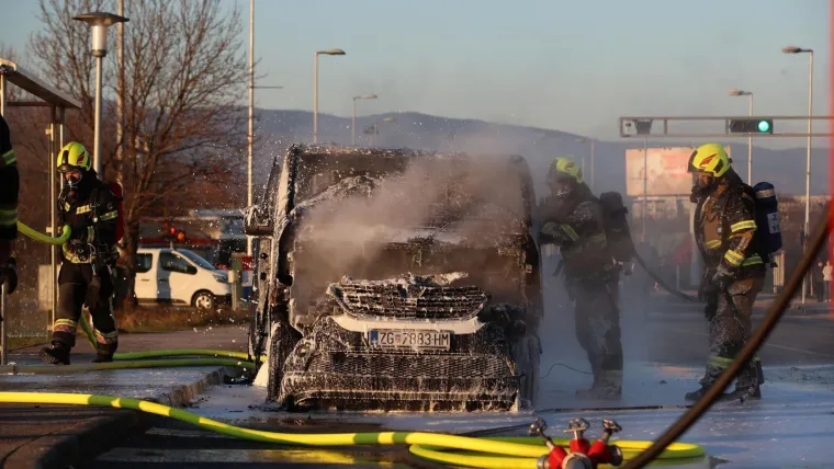 Vatrena drama na Staru godinu! Kombi gorio kao baklja, zagrebački vatrogasci gasili ga pjenom