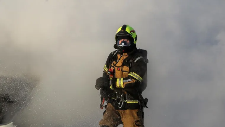 Vatrena drama na Staru godinu! Kombi gorio kao baklja, zagrebački vatrogasci gasili ga pjenom