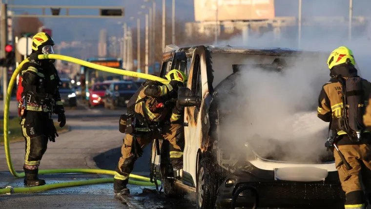 Vatrena drama na Staru godinu! Kombi gorio kao baklja, zagrebački vatrogasci gasili ga pjenom