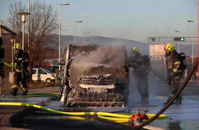 Vatrena drama na Staru godinu! Kombi gorio kao baklja, zagrebački vatrogasci gasili ga pjenom