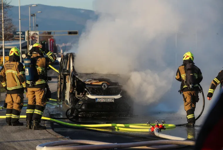 Vatrena drama na Staru godinu! Kombi gorio kao baklja, zagrebački vatrogasci gasili ga pjenom