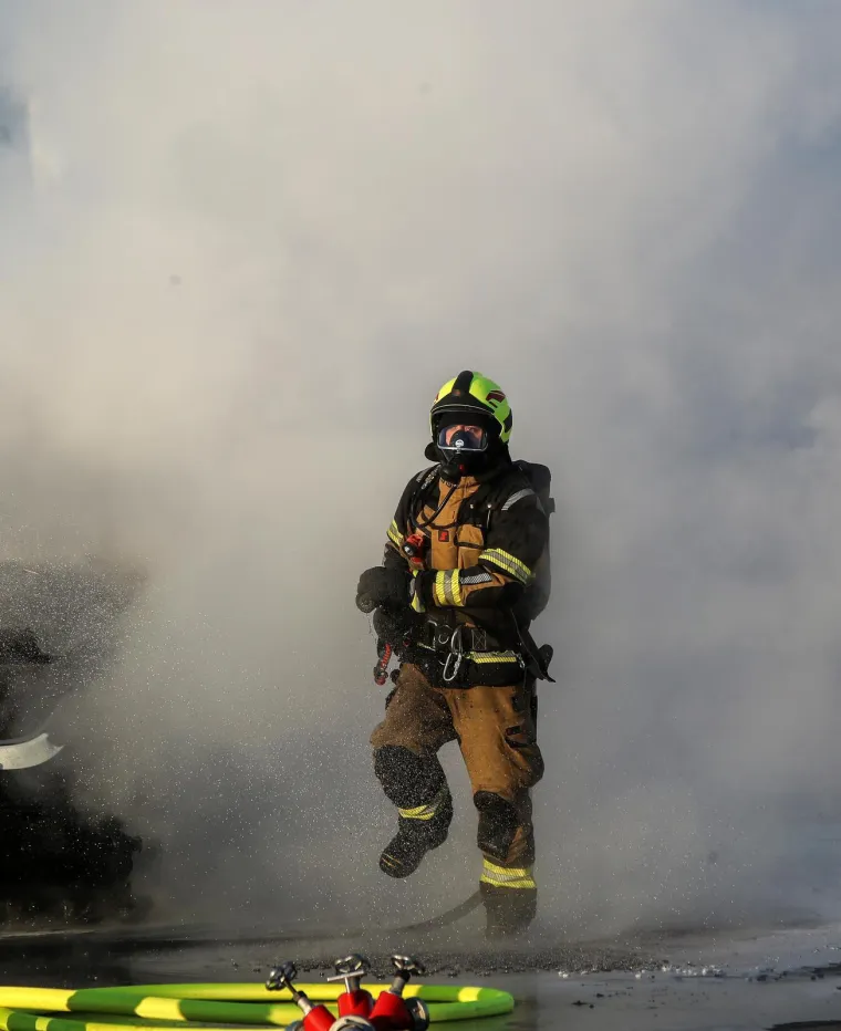 Vatrena drama na Staru godinu! Kombi gorio kao baklja, zagrebački vatrogasci gasili ga pjenom