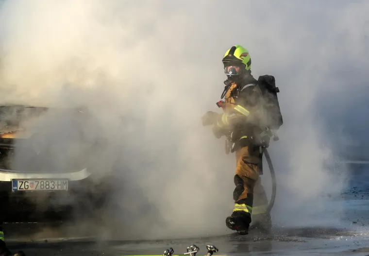 Vatrena drama na Staru godinu! Kombi gorio kao baklja, zagrebački vatrogasci gasili ga pjenom