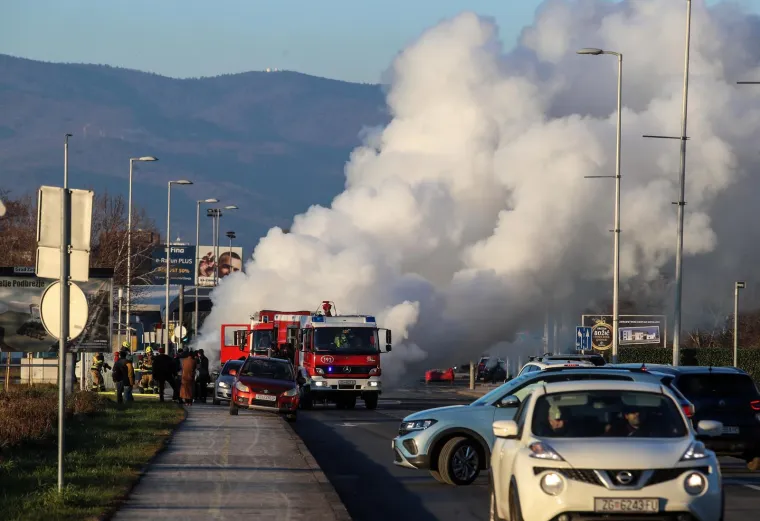 Vatrena drama na Staru godinu! Kombi gorio kao baklja, zagrebački vatrogasci gasili ga pjenom