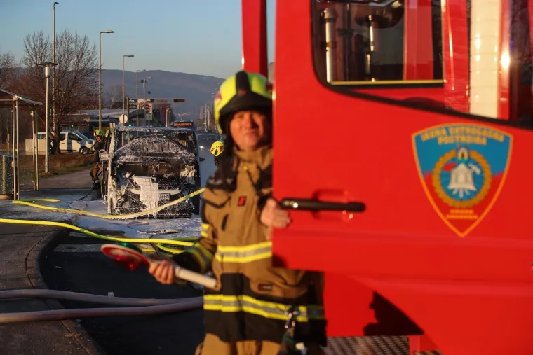 Vatrena drama na Staru godinu! Kombi gorio kao baklja, zagrebački vatrogasci gasili ga pjenom