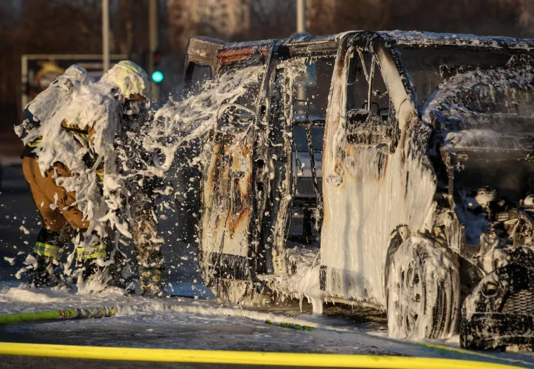 Vatrena drama na Staru godinu! Kombi gorio kao baklja, zagrebački vatrogasci gasili ga pjenom