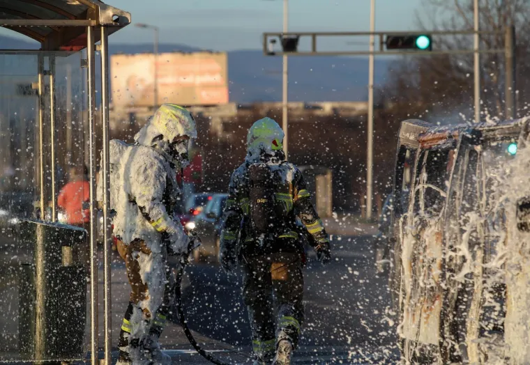 Vatrena drama na Staru godinu! Kombi gorio kao baklja, zagrebački vatrogasci gasili ga pjenom