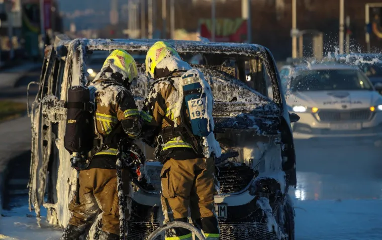Vatrena drama na Staru godinu! Kombi gorio kao baklja, zagrebački vatrogasci gasili ga pjenom