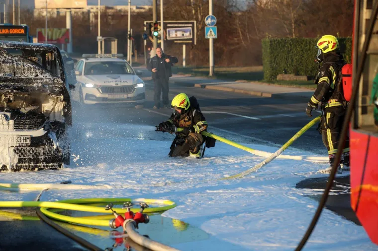 Vatrena drama na Staru godinu! Kombi gorio kao baklja, zagrebački vatrogasci gasili ga pjenom