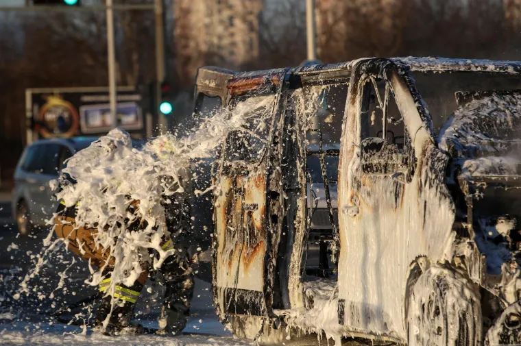 Vatrena drama na Staru godinu! Kombi gorio kao baklja, zagrebački vatrogasci gasili ga pjenom