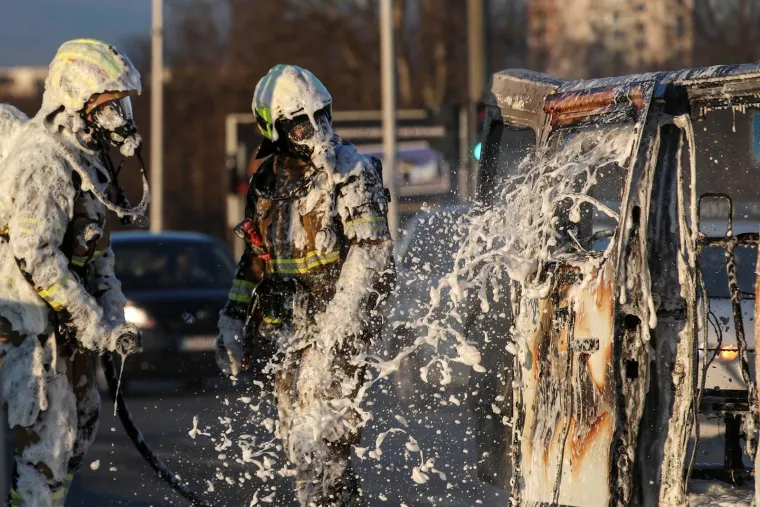 Vatrena drama na Staru godinu! Kombi gorio kao baklja, zagrebački vatrogasci gasili ga pjenom