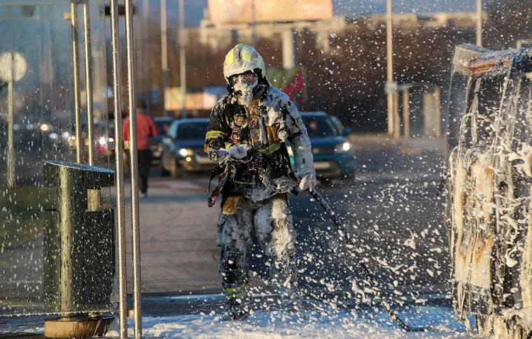 Vatrena drama na Staru godinu! Kombi gorio kao baklja, zagrebački vatrogasci gasili ga pjenom