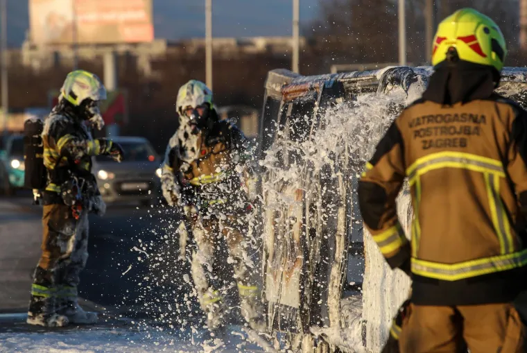 Vatrena drama na Staru godinu! Kombi gorio kao baklja, zagrebački vatrogasci gasili ga pjenom