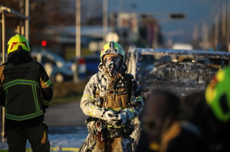 Vatrena drama na Staru godinu! Kombi gorio kao baklja, zagrebački vatrogasci gasili ga pjenom