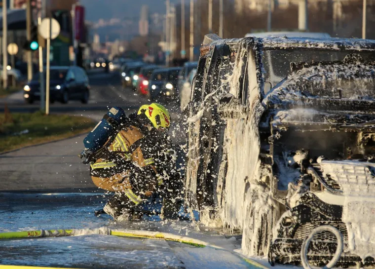 Vatrena drama na Staru godinu! Kombi gorio kao baklja, zagrebački vatrogasci gasili ga pjenom