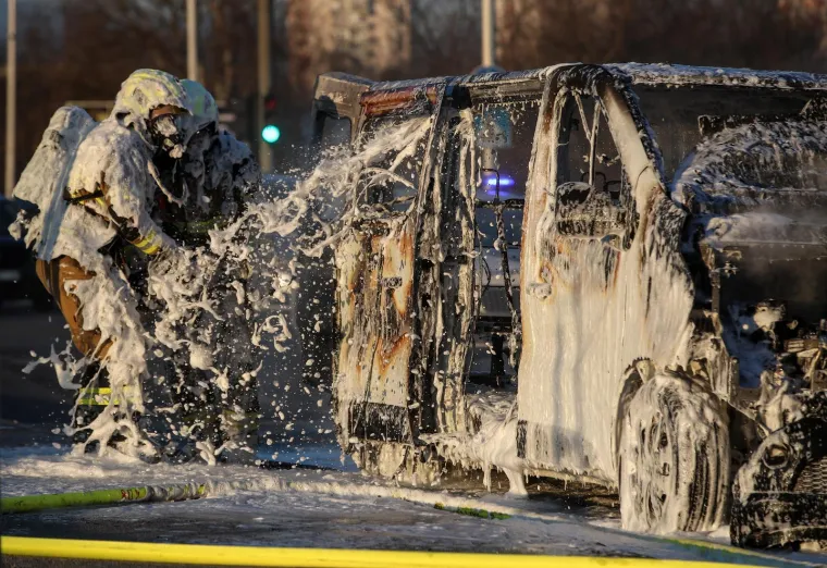 Vatrena drama na Staru godinu! Kombi gorio kao baklja, zagrebački vatrogasci gasili ga pjenom