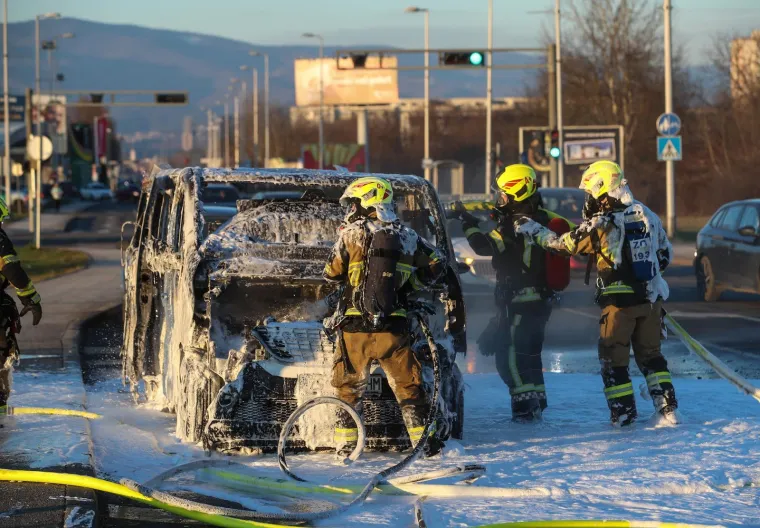 Vatrena drama na Staru godinu! Kombi gorio kao baklja, zagrebački vatrogasci gasili ga pjenom