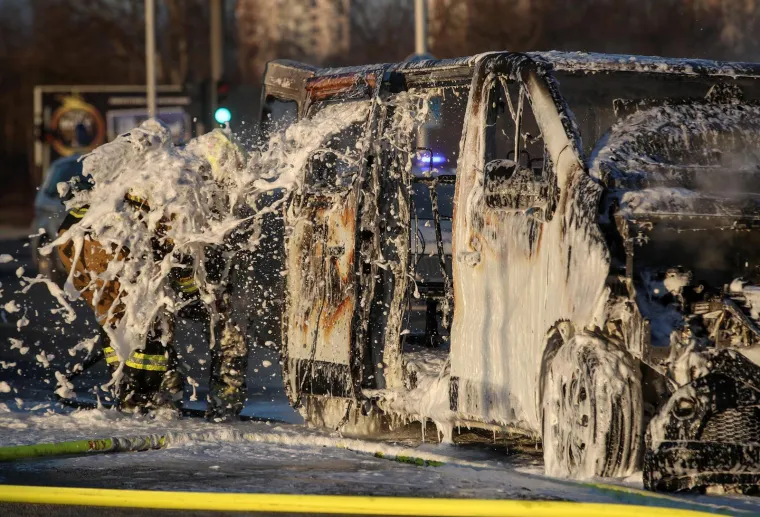 Vatrena drama na Staru godinu! Kombi gorio kao baklja, zagrebački vatrogasci gasili ga pjenom