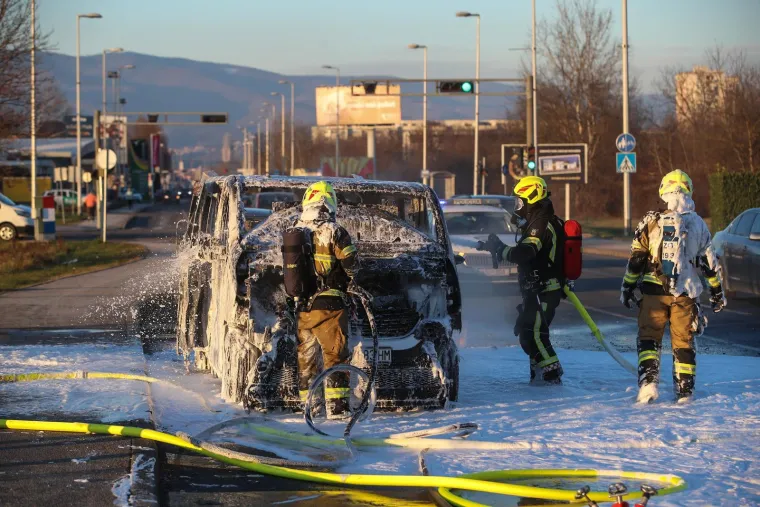 Vatrena drama na Staru godinu! Kombi gorio kao baklja, zagrebački vatrogasci gasili ga pjenom