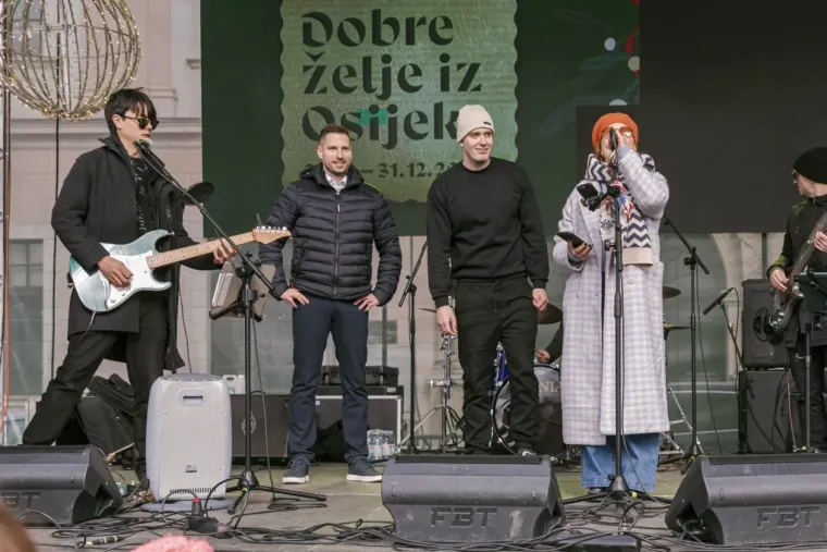 Dječja Nova u Osijeku i modna pista: Legica u bundi zasjenila cijeli trg