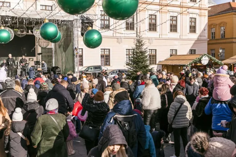 Dječja Nova u Osijeku i modna pista: Legica u bundi zasjenila cijeli trg