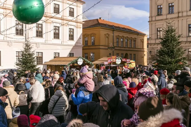Dječja Nova u Osijeku i modna pista: Legica u bundi zasjenila cijeli trg