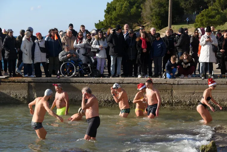 &Scaron;ampanjac u moru, Djedovi Mrazovi u kupaćima i skok u rijeku &ndash; Hrvatska se ne boji leda!