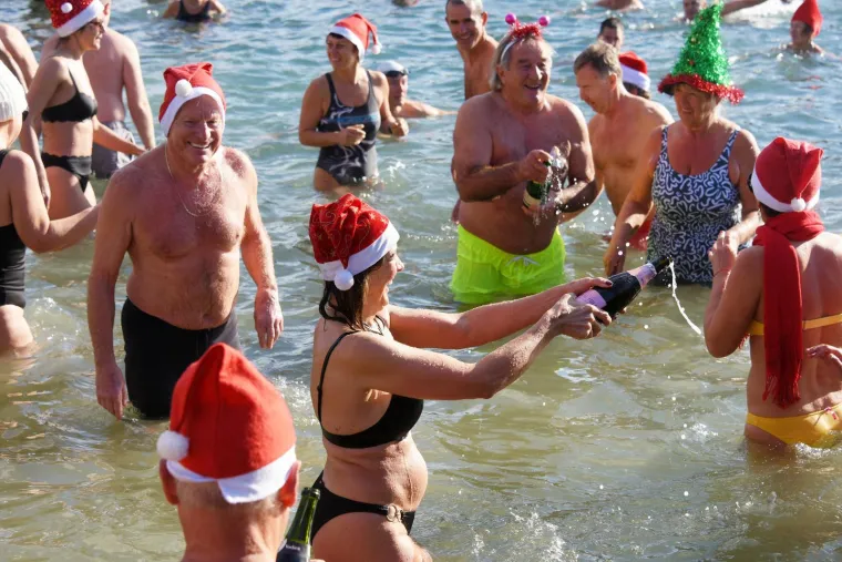 &Scaron;ampanjac u moru, Djedovi Mrazovi u kupaćima i skok u rijeku &ndash; Hrvatska se ne boji leda!