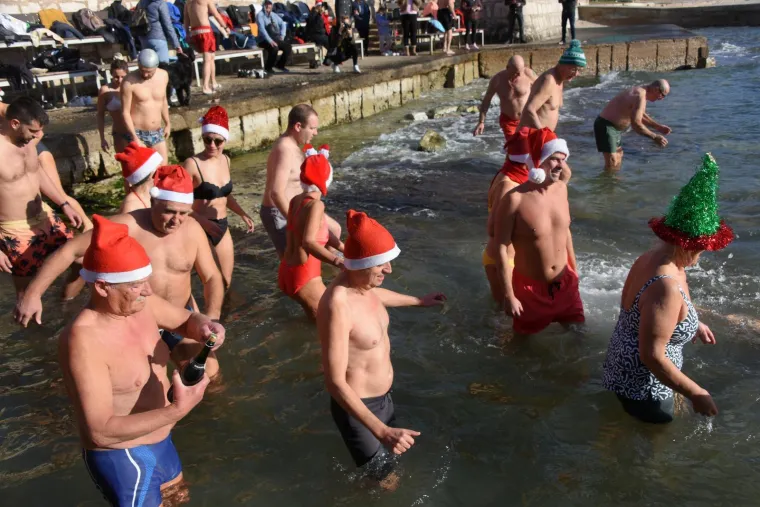 &Scaron;ampanjac u moru, Djedovi Mrazovi u kupaćima i skok u rijeku &ndash; Hrvatska se ne boji leda!