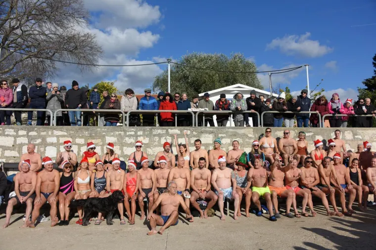 &Scaron;ampanjac u moru, Djedovi Mrazovi u kupaćima i skok u rijeku &ndash; Hrvatska se ne boji leda!