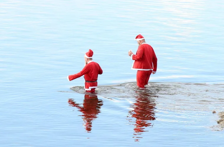 &Scaron;ampanjac u moru, Djedovi Mrazovi u kupaćima i skok u rijeku &ndash; Hrvatska se ne boji leda!