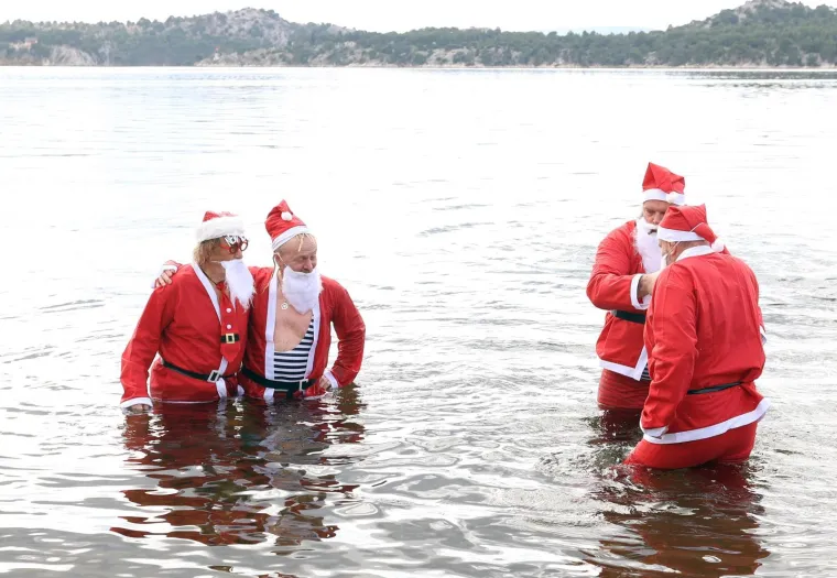 &Scaron;ampanjac u moru, Djedovi Mrazovi u kupaćima i skok u rijeku &ndash; Hrvatska se ne boji leda!