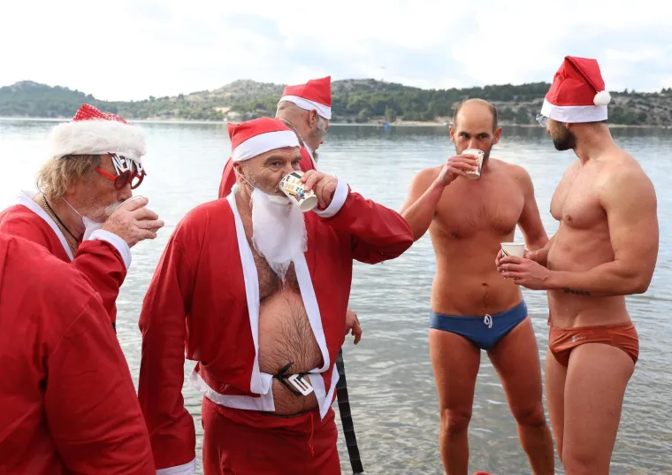 &Scaron;ampanjac u moru, Djedovi Mrazovi u kupaćima i skok u rijeku &ndash; Hrvatska se ne boji leda!